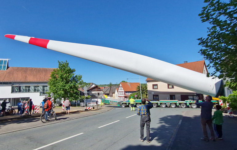 Viele Anwohnerinnen und Anwohner begleiten die Fahrt.